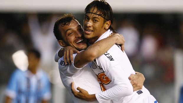 Edu Dracena abraça Neymar na vitória de 4 a 2 sobre o Grêmio