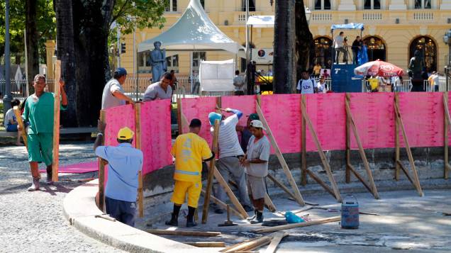 Operários trabalham em obra na praça da República, em frente ao Palácio do Campos das Princesas, em Recife, onde será realizado do velório de Eduardo Campos