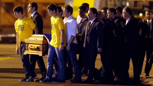 Filhos de Eduardo Campos carregam caixão em Recife