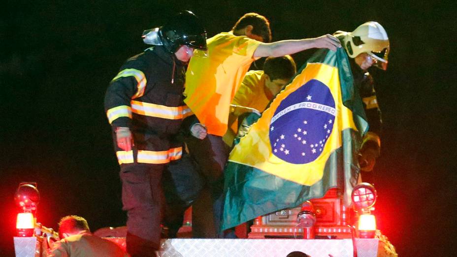 Em Recife, filhos de Eduardo Campos cobrem caixão com a bandeira do Brasil