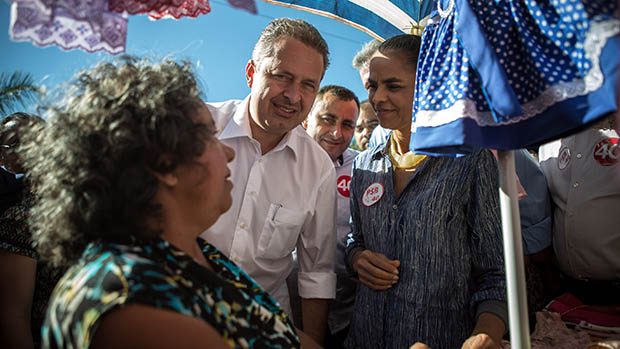 O candidato do PSB à presidência, Eduardo Campos, e sua vice, Marina Silva, fazem caminhada no centro de Águas Lindas, em Goiás
