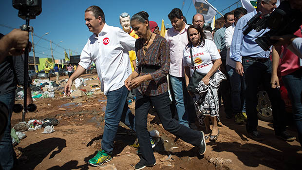 Eduardo Campos e Marina Silva fazem caminhada pela comunidade Sol Nascente, em Ceilândia, cidade-satélite de Brasília para marcar o início da campanha política