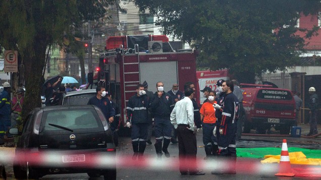 Equipes de resgate no local onde caiu a aeronave que transportava Eduardo Campos