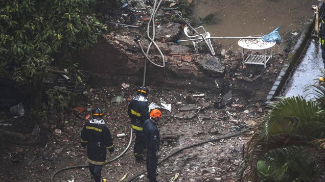 Equipe de resgate no local do acidente envolvendo Eduardo Campos, em Santos