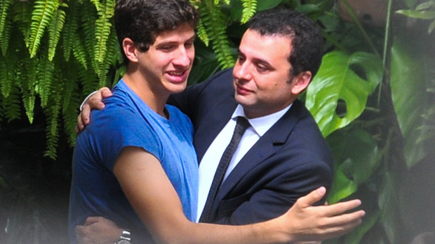 João Campos(e), filho do ex-governador de Pernambuco Eduardo Campos, é visto na entrada da casa da família em Recife