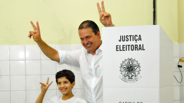 O governador de Pernambuco, Eduardo Campos, vota no Recife