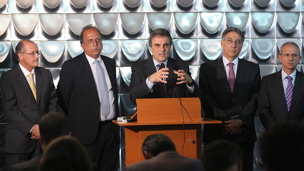 O ministro da Justiça, José Eduardo Cardozo, durante coletiva com os governadores Geraldo Alckmin (SP), Luiz Fernando Pezão (RJ), Fernando Pimentel (MG) e Paulo Hartung (ES)