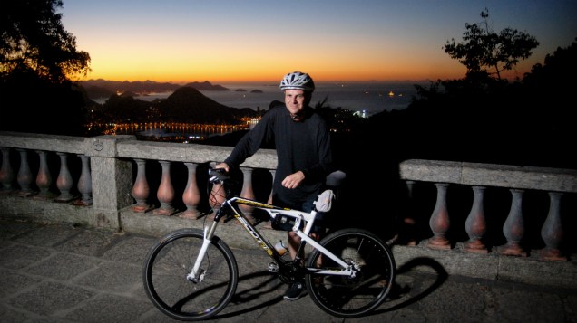 Prefeito do Rio, Eduardo Paes, pedala às 5h para perder peso