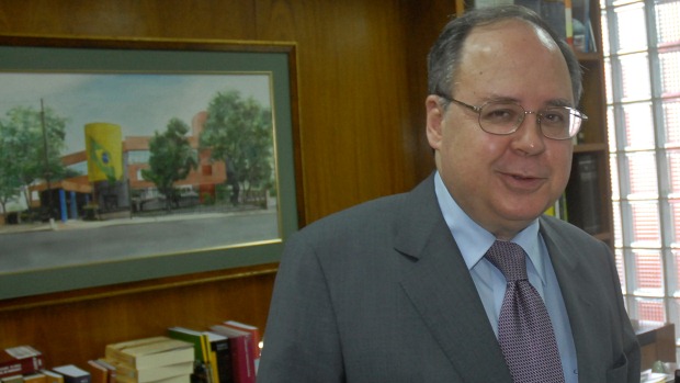 O embaixador brasileiro no Paraguai, Eduardo dos Santos