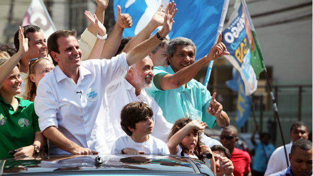 Eduardo Paes, candidato à reeleição, em campanha pelas ruas da Ilha do Governador