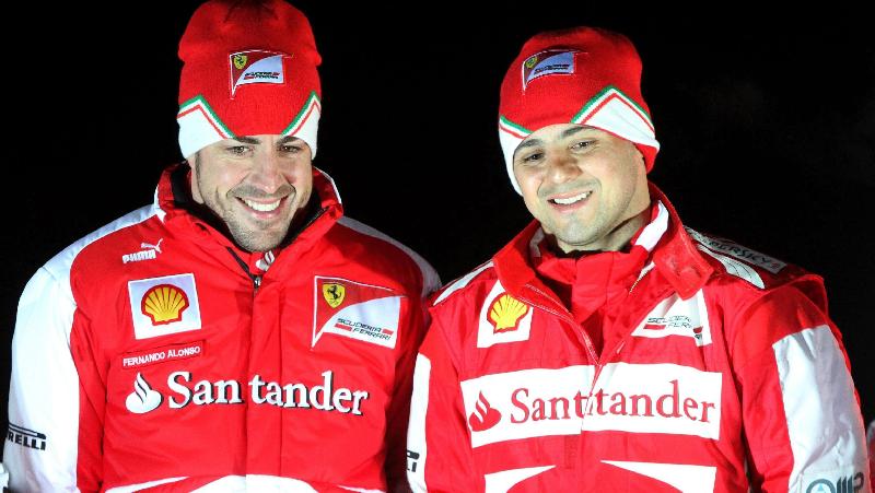 Fernando Alonso e Felipe Massa posam durante corrida promocional na Itália