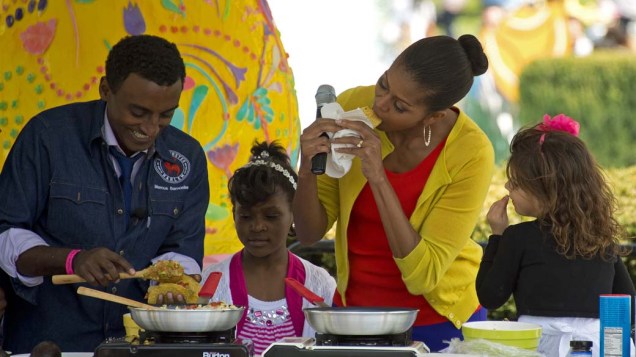 O chef Marcus Samuelsson prepara tacos com a primeira dama, Michelle Obama, durante atividade culinária para crianças no jardim sul da Casa Branca em Washington