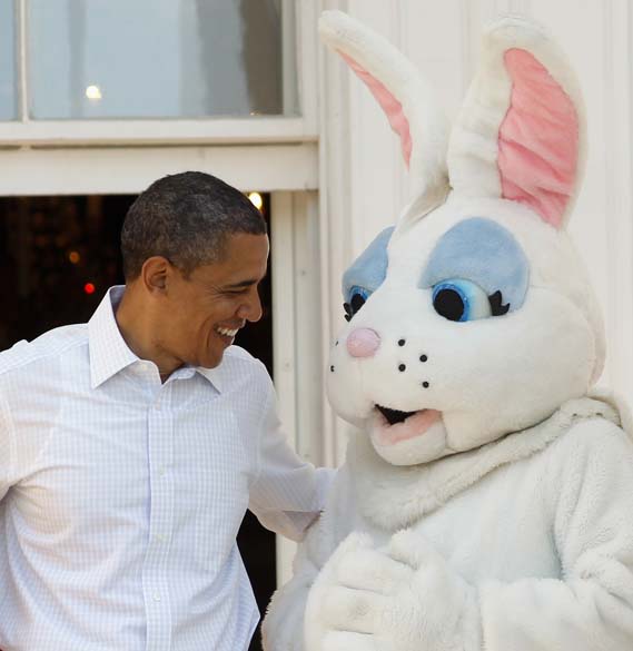 Presidente Obama e o Coelhinho da Páscoa durante a 134ª edição do tradicional Egg Roll no jardim sul da Casa Branca em Washington
