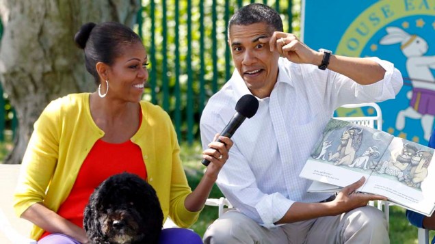 A primeira dama Michelle e o presidente Obama contam histórias infantis durante a 134ª edição do tradicional Egg Roll no jardim sul da Casa Branca em Washington