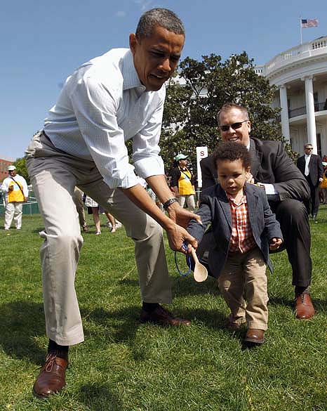 Presidente Obama e particiantes da 134ª edição do tradicional Egg Roll no jardim sul da Casa Branca em Washington