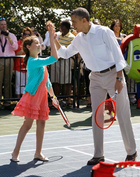 Presidente Obama cumprimenta garota em partida de tênis durante a 134ª edição do tradicional Egg Roll no jardim sul da Casa Branca em Washington