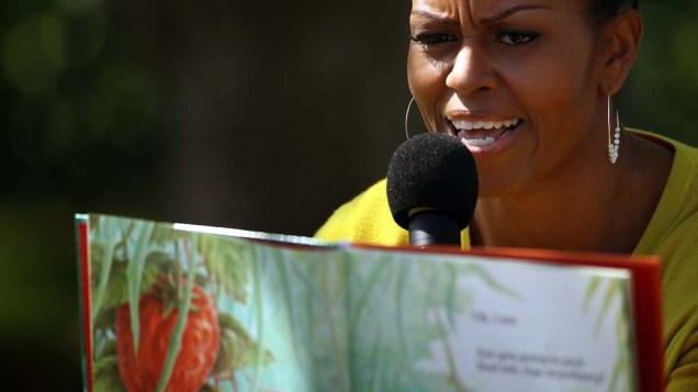 Michelle Obama conta histórias durante a 134ª edição do tradicional Egg Roll no jardim sul da Casa Branca em Washington