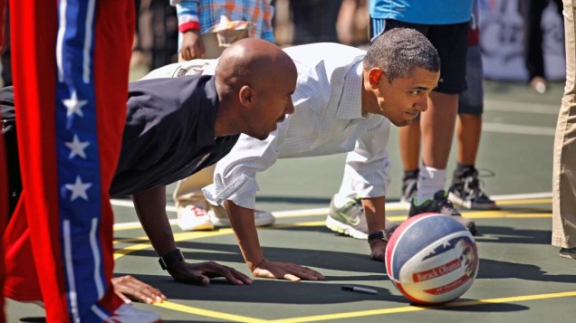 Presidente Obama faz flexões com o ex-jogador de basquete Bruce Bowen durante a 134ª edição do tradicional Egg Roll no jardim sul da Casa Branca em Washington