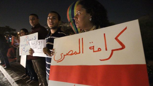 Jovens protestam em frente ao prédio onde está o conselho militar que dirige o Egito provisoriamente