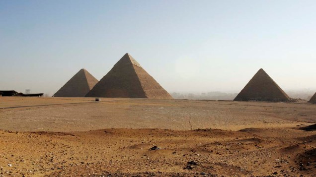 Principal destino turístico árabe, o Egito recebe anualmente um número de turistas três vezes maior que o Brasil. Na foto, as pirâmides de Quéops, Quéfren e Miquerinos, no Cairo
