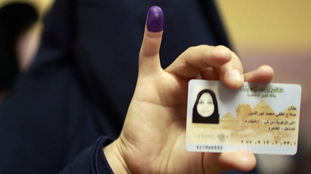 Eleitora vota em eleições egípcias