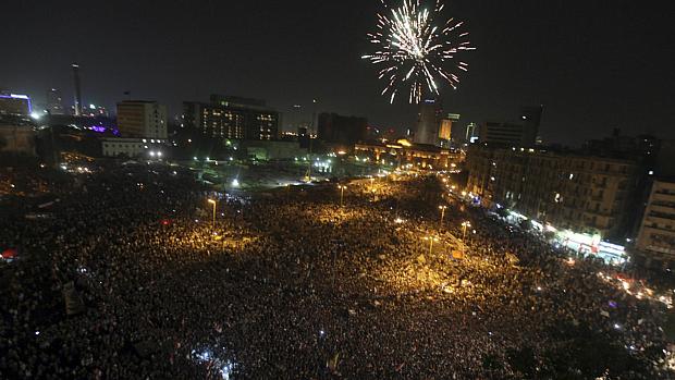Muçulmanos protestam na Praça Tahrir, no Cairo