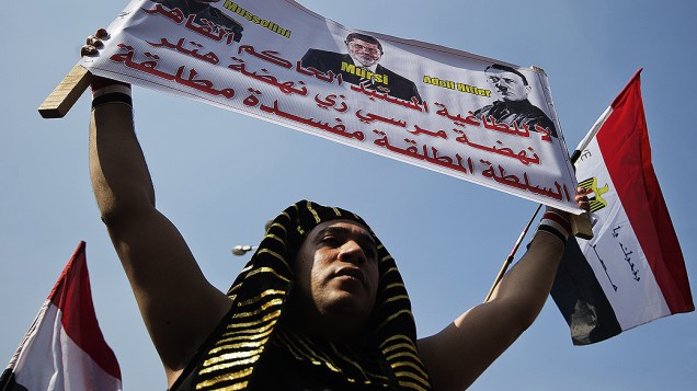 Egípcio vestido de faraó participa de mais um dia de protesto contra o presidente Mohamed Morsi