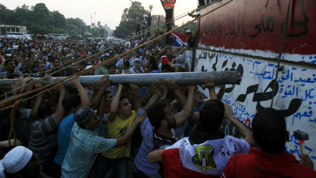 Egípcios derrubam muro no entorno da embaixada de Israel, na sexta-feira