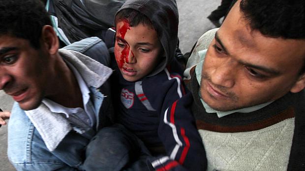 Egito: garoto é socorrido após se ferir em mais um dia de protestos