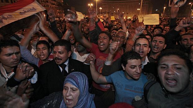 Manifestantes desafiam toque de recolher e ocupam ruas do Cairo na madrugada desta segunda-feira.