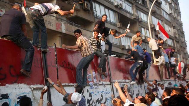 Ativistas egípicios tentam destruir muro constrído em torno da embaixada israelense no Cairo, Egito