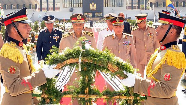 O líder da Junta Militar egípcia, Field Marshal Mohamed Hussein Tantawi, ao lado do chefe do estado maior do Exército, Sami Anan, em uma cerimônia