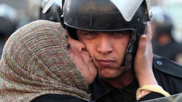 Soldado egípcio recebe beijo de manifestante após protestos contra o governo de 30 anos de Hosni Mubarak no Cairo