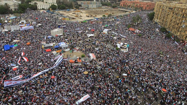 Multidão durante orações na praça Tahrir, no Cairo