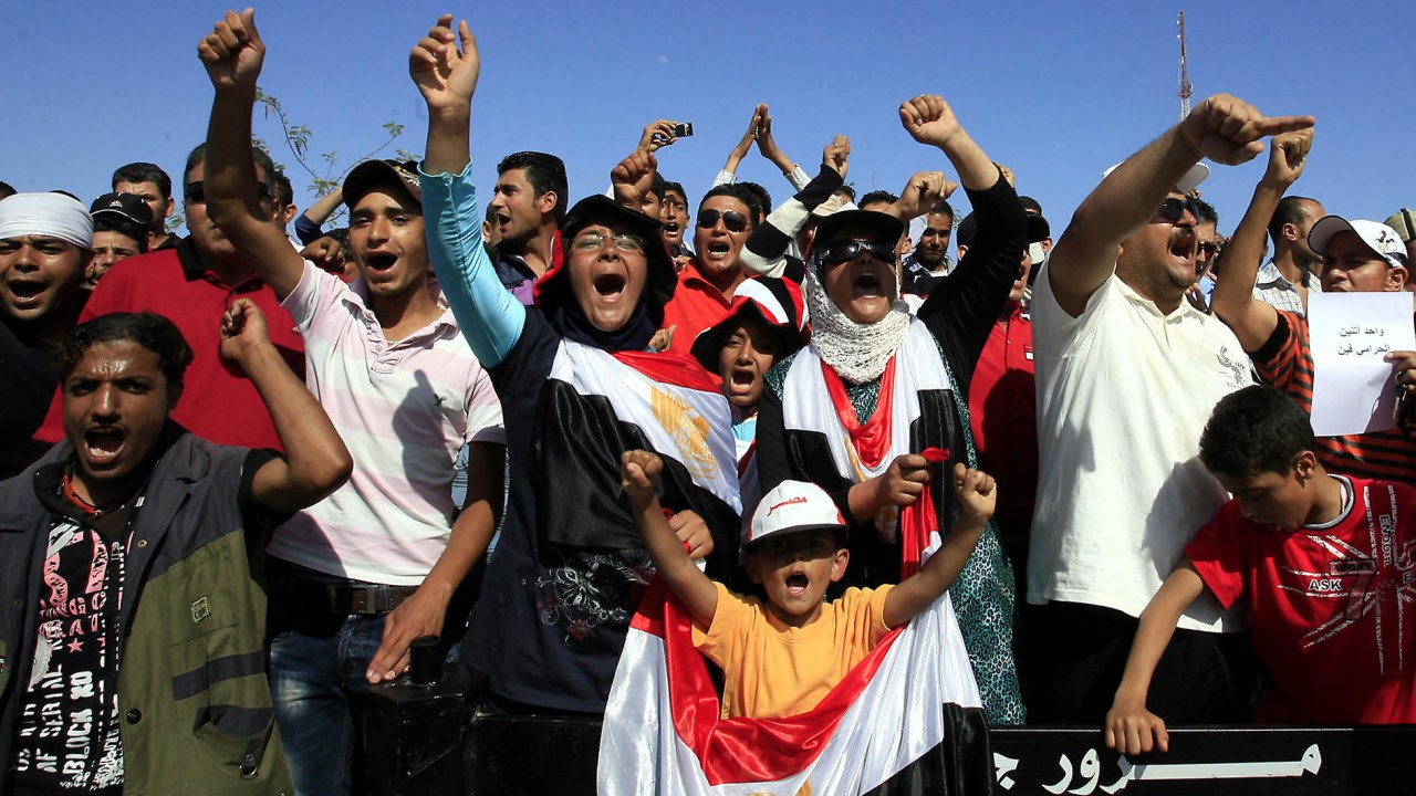 Manifestantes protestam contra Mubarak em frente a hospital onde ele está internado, em Sharm el Sheikh