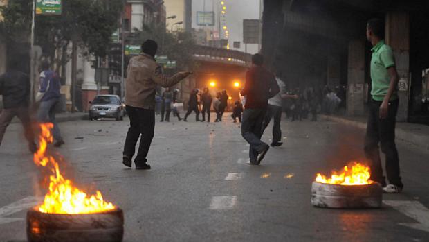 Policiais e manifestantes voltaram a se enfrentar nesta quarta-feira no centro do Cairo e em Suez, a leste da capital, no segundo dia de protestos contra o governo de Mubarak