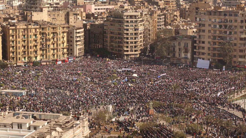 Manifestantes se reúnem na praça Tahrir, no Cairo, nesta terça-feira
