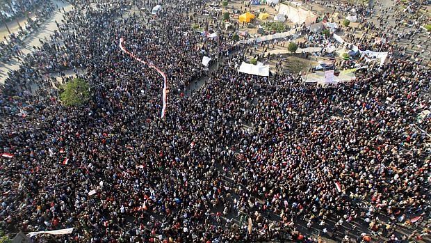Milhares de egípcios protestam contra a Junta Militar na praça Tahrir nesta terça-feira