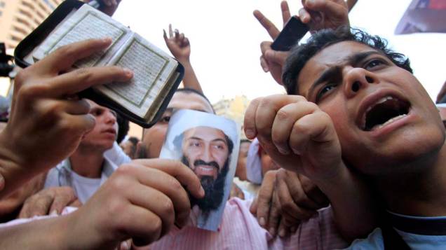 Grupos islâmicos protestan contra a morte de Bin Laden frente à embaixada dos EUA no Cairo, Egito