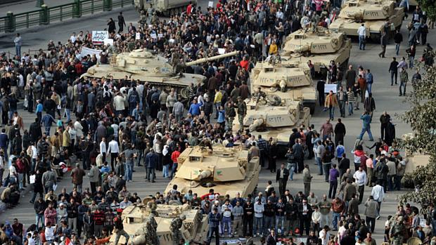 Manifestantes cercam fila de tanques no sexto dia de protestos, no Cairo