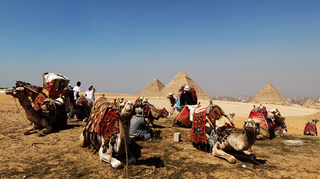 Turistas passeiam por pirâmides históricas de Giza, ao sul do Cairo, capital do Egito. Pouco mais de um ano após os levantas que culminaram na retirada do presidente Hosni Mubarak do poder, o movimento de turistas na região começa a voltar