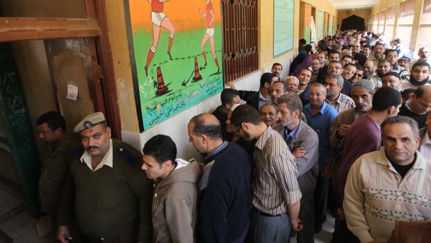 Egípcios fazem fila em frente ao colégio eleitoral neste sábado