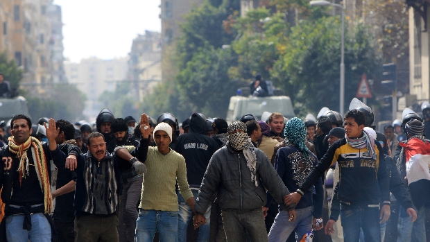 Manifestantes egípcios voltaram a entrar em confronto com a polícia