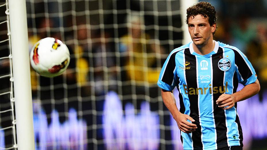 Elano durante partida entre Hamburgo e Grêmio na inauguração da Arena em Porto Alegre