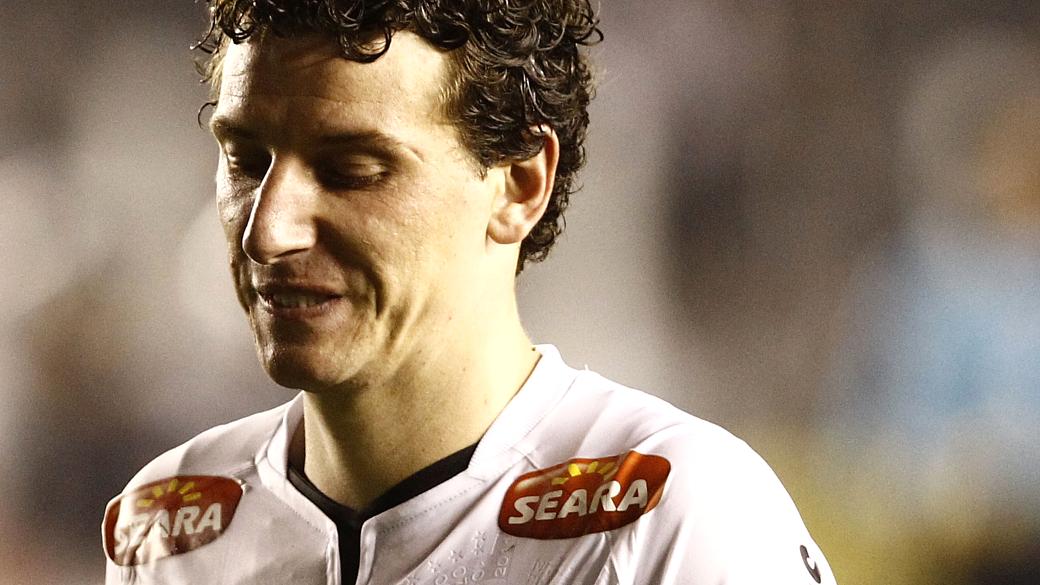 Elano lamenta o pênalti perdido no jogo entre Flamengo e Santos, pelo Campeonato Brasileiro 2011
