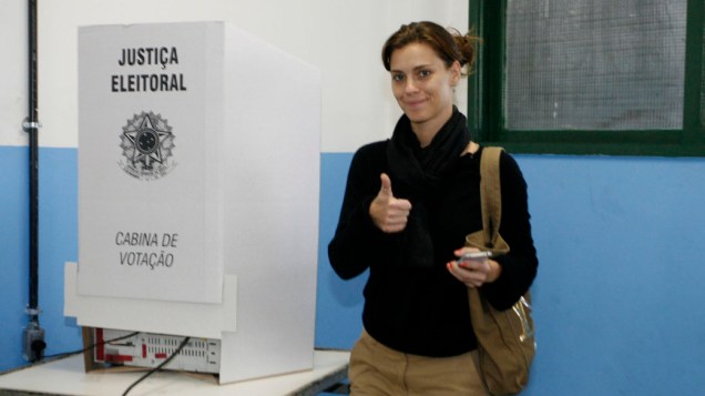 Atriz Carolina Dieckmann votando na Barra da Tijuca, Rio de Janeiro. 03/10/2010
