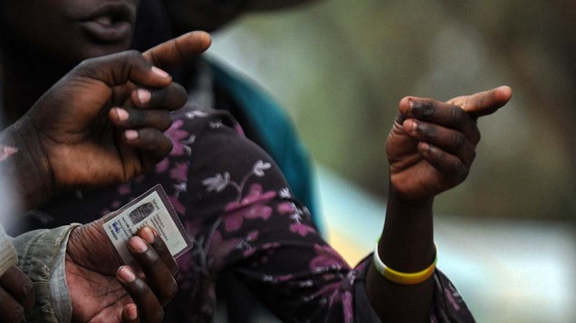 Eleitor queniano é orientado sobre seu local de votação. Nesta quarta-feira, mais de 12 milhões de eleitores votaram no referendo a respeito da nova Constituição no Quênia