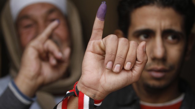Homens após a votação na segunda etapa das eleições parlamentares no Egito