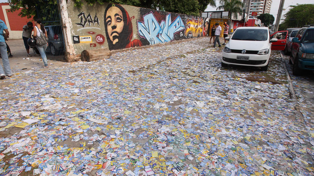 Propaganda eleitoral enche de lixo as ruas de Goiânia. 03/10/2010