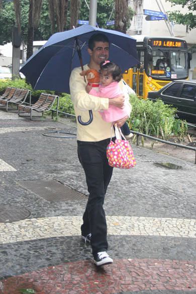 Ator Marcius Melhem foi votar com a sua filha no Leblon, Rio de Janeiro. 03/10/2010